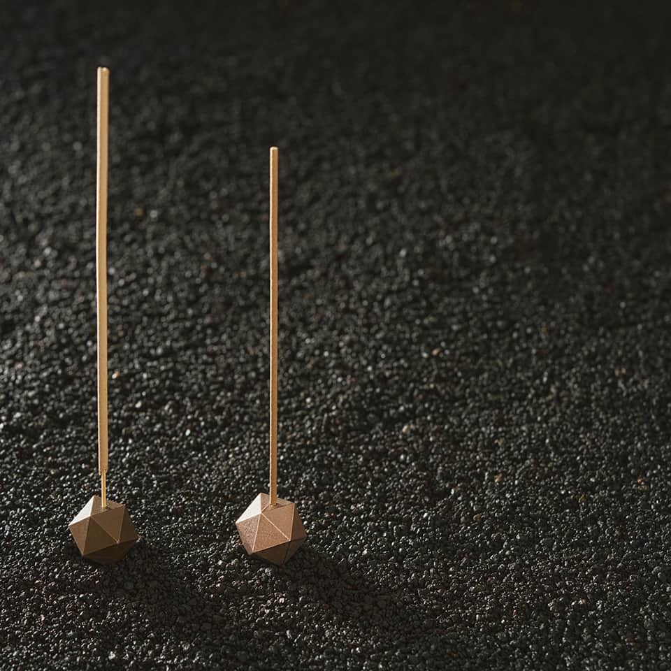 MIRROR OFFICIALさんのインスタグラム写真 - (MIRROR OFFICIALInstagram)「【新入荷】Oya Incense Setが「NAGAE+」より届きました。  Oya Incense Setは、大谷石の風合いを活かしたマルチに使える香皿と、3段階で角度調整が可能なブロンズ製の香立てpoly incense holderの異素材を組み合わせたセットです。  香皿には、栃木県の大谷地区でのみ産出される凝灰岩「大谷石（おおやいし）」が使用されています。  大谷石は、美しい模様や色合いが特徴的で、古くから工芸品や建築材料として使用されてきました。Oya Incense Plateの香皿は、この美しい大谷石を使った和風の雰囲気を持った上品なデザインに仕上がっています。  ご自宅用はもちろん、贈り物としてもオススメです。  :::::::::::::::::::::::::::::::::::::::: ✐後で見返すには保存をタップ◎ ✐CRAFT STOREでは日本のいいものをご紹介 フォローやいいねもとっても励みになります˗ˏˋ ˎˊ˗ @craftstore.jp　 ::::::::::::::::::::::::::::::::::::::::  #クラフトストア #CRAFTSTORE #シンプルな暮らし  #ナガエプリュス #NAGAEplus #お香 #インセンス #Incense #大谷石 #贈り物 #ギフト #お香立て #インテリア」5月20日 20時00分 - craftstore.jp