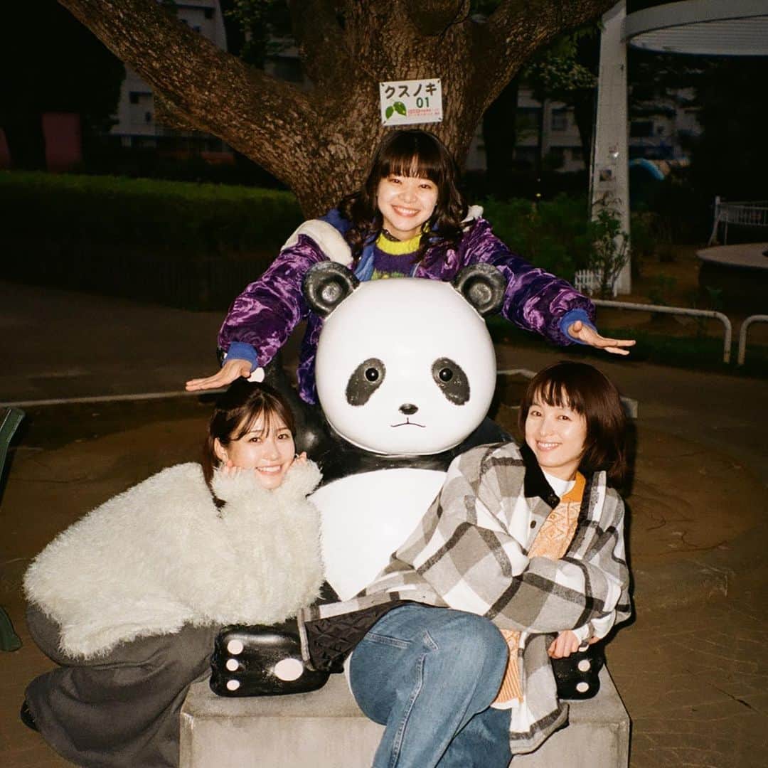岸井ゆきののインスタグラム：「明日は日曜日だからよかったらドラマ見てくださいね✨ 3人組、自由でかわいくてたのしいですありがと🐼❤️‍🔥  移動中は音楽を聴くんだけど聴いてない 聴いてなかった！と思って最初からにするんだけどまたちがうことかんがえてる 世の中クイズだらけだって聞いたけど熱すぎる思いが叶うとも聞いた🔥」