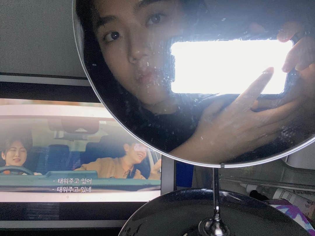 のインスタグラム：「저 MZ셀카찍었어요 그냥 불끄고찍었다가 실패했는데 실패한게 더 잘나왔어요 보고있는건 브러쉬업라이프예요 재밌답니다 추천」