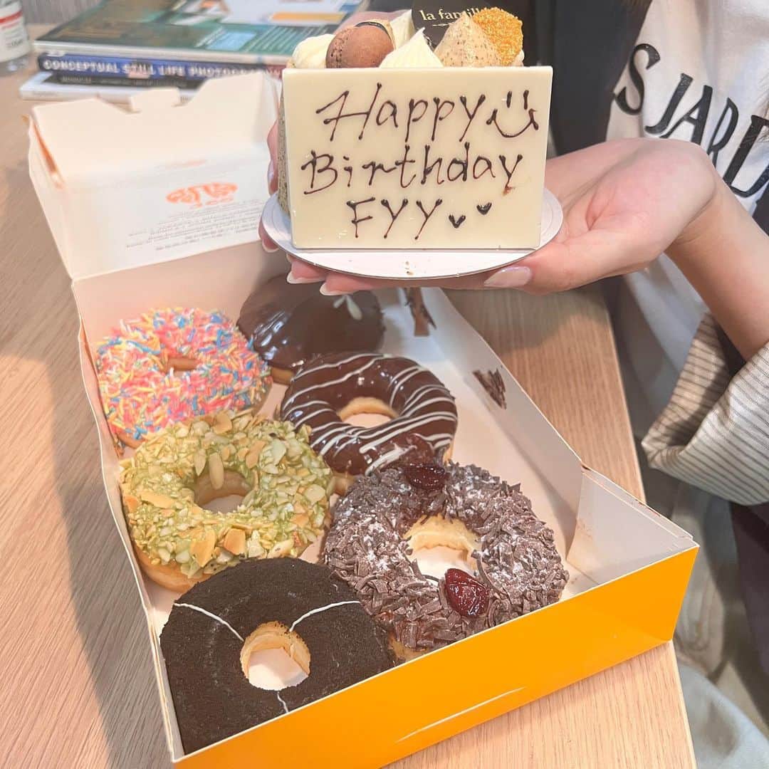クリスタル・フォンさんのインスタグラム写真 - (クリスタル・フォンInstagram)「20230520 “The best kind of love is the kind that awakens the soul and makes us reach for more.”  多謝粉絲們的心思 為我預祝生日 送上今年第一個生日蛋糕🎂 我更感動的是 我能成為你攻讀碩士 繼續進修的動力 愛 也是一種啟發 感謝你們的愛戴 讓我都深受啟發 我會繼續努力  修己立人 止於至善 💝 #Happy520」5月20日 20時00分 - crystalfyy