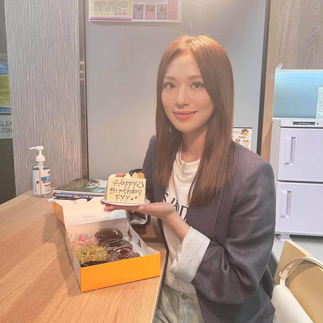 クリスタル・フォンのインスタグラム：「20230520 “The best kind of love is the kind that awakens the soul and makes us reach for more.”  多謝粉絲們的心思 為我預祝生日 送上今年第一個生日蛋糕🎂 我更感動的是 我能成為你攻讀碩士 繼續進修的動力 愛 也是一種啟發 感謝你們的愛戴 讓我都深受啟發 我會繼續努力  修己立人 止於至善 💝 #Happy520」