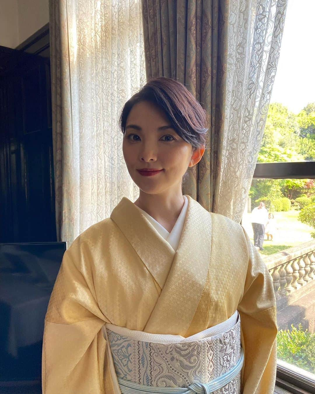 田中麗奈さんのインスタグラム写真 - (田中麗奈Instagram)「皆さんお元気ですか？？ 毎日 暑かったり、大雨だったり、 お天気に振り回されてしまう時間もあったりしますが、、 私は毎日健やかに過ごしております。^_^  さて 雑誌  婦人画報 の「美しいキモノ」2023 夏号が発売されました✨✨  写真は撮影の合間に^_^。  今回は様々な種類の博多織を 着させて頂きました。 馴染みある博多織ですが 着物によってこんなにも 印象を変えてくれるんだと 発見出来て、嬉しかったです。  お天気にも恵まれて 幸せな 撮影でした。  是非手に取って下さいませ。  🍃  さて、私は新しい作品に入っております。  またお知らせしますね！！！  #美しいキモノ」5月20日 20時02分 - renatanaka07