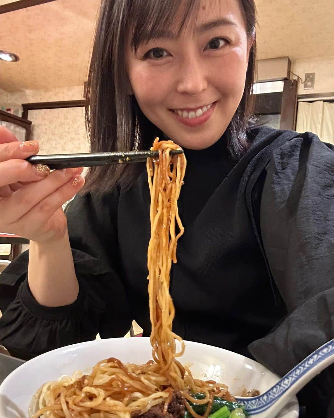 伊藤えみさんのインスタグラム写真 - (伊藤えみInstagram)「わわっ、最近ラーメン食べてる写真載せてないじゃん！身近なものって気を抜くとフォーカスしそびれちゃうよね。でもそんな身近なものたちで私はできているんだよね。ありがとうラーメン。とか言いながら、担々麺を載せる人。ツンデレだけどちゃんと好きよ🍜  #ラーメン #担々麺 #担担麺 #ramenlover  #ラーメン好き」5月20日 20時02分 - itoemi1019