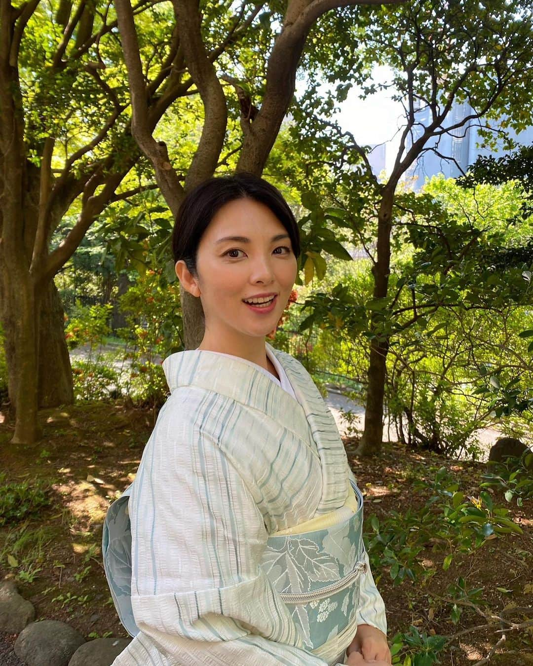 田中麗奈のインスタグラム：「皆さんお元気ですか？？ 毎日 暑かったり、大雨だったり、 お天気に振り回されてしまう時間もあったりしますが、、 私は毎日健やかに過ごしております。^_^  さて 雑誌  婦人画報 の「美しいキモノ」2023 夏号が発売されました✨✨  写真は撮影の合間に^_^。  今回は様々な種類の博多織を 着させて頂きました。 馴染みある博多織ですが 着物によってこんなにも 印象を変えてくれるんだと 発見出来て、嬉しかったです。  お天気にも恵まれて 幸せな 撮影でした。  是非手に取って下さいませ。  🍃  さて、私は新しい作品に入っております。  またお知らせしますね！！！  #美しいキモノ」