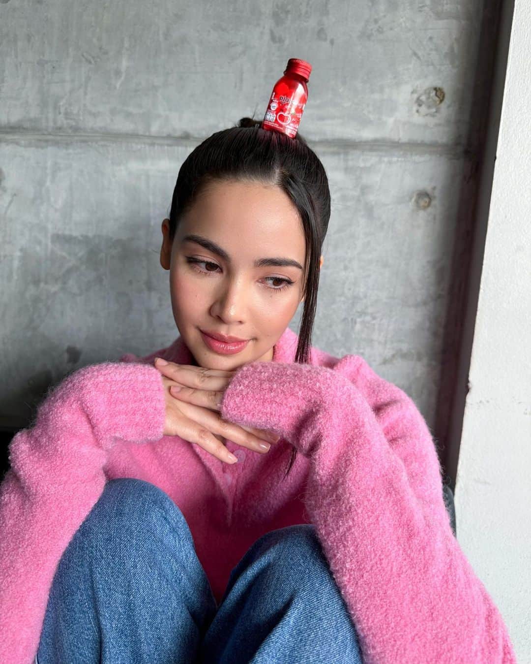 ウッラサヤー・セパーバンのインスタグラム：「ในที่สุด #ลูกอมแอปเปิ้ลแดง ที่ญ่าคิดถึงก็กลับมาแล้วค่ะ🥳💖! หลังจากตามหาหนักมากก เพราะติดใจความเย็น สดชื่น หอมกลิ่นแอปเปิ๊ล แอปเปิ้ลแบบนี้ แถมยัง Sugar free ด้วยนะ ญ่าพกติดตัวตลอด ขาดไม่ได้เลยย  ใครที่ตามหาเหมือนญ่า ต้องขวดแดง ฝาแดงเท่านั้นนะ! ที่ 7-Eleven ทั่วประเทศ และ 7-Delivery❤️  #playmoreredapplecandy #playmorethailand」