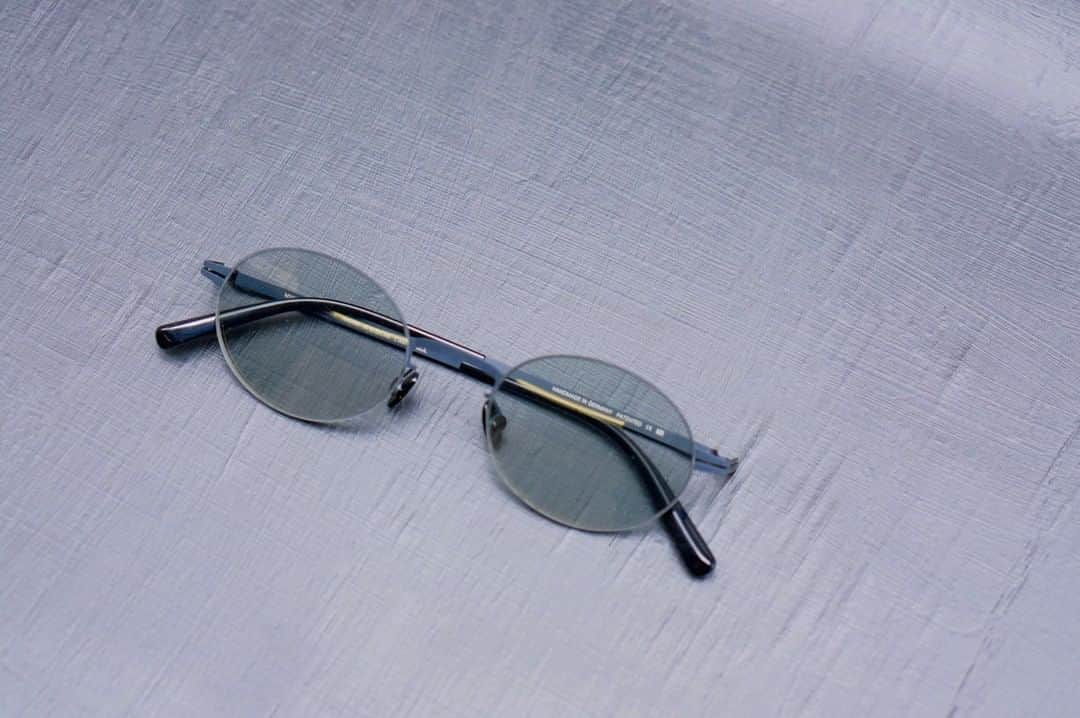 MYKITA SHOP TOKYOのインスタグラム：「【限定生産モデル”NAOKO NearlyBlack/Softgreysolid"入荷のお知らせ】   LESSRIM Collectionより、”NAOKO”のMYKITA Shop別注カラーモデルをご紹介させていただきます。   縦幅37mmと浅く、オーバルタイプのこちらのモデルは、トレンド感のあるデザインとなっております。 限定色のNearlyBlackのお色味は一見普通の黒に見えますが、光に当てると炭のようななんとも言えない絶妙なカラーとなっております。   MYKITA ShopTokyo、ShopOsaka各25本のみの販売となります。 お近くにお越しの際は是非お立ち寄り下さいませ。   【Now on sale: "NAOKO NearlyBlack/Softgreysolid" limited production model 】  We are pleased to announce the arrival of the "NAOKO" MYKITA Shop special order color model from the LESSRIM Collection.   This oval model is 37mm in height and has a trendy design. T The limited edition NearlyBlack color looks like ordinary black at first glance, but when exposed to light, it has a exquisite, indescribable anthracite color.  Only 25pcs of each color will be available at MYKITA Shop Tokyo and Shop Osaka. Please pay a visit when you are in this area.  #mykita  #mykitalessrim  #sunglasses  #sunglassesfashion  #マイキータ  #サングラス」
