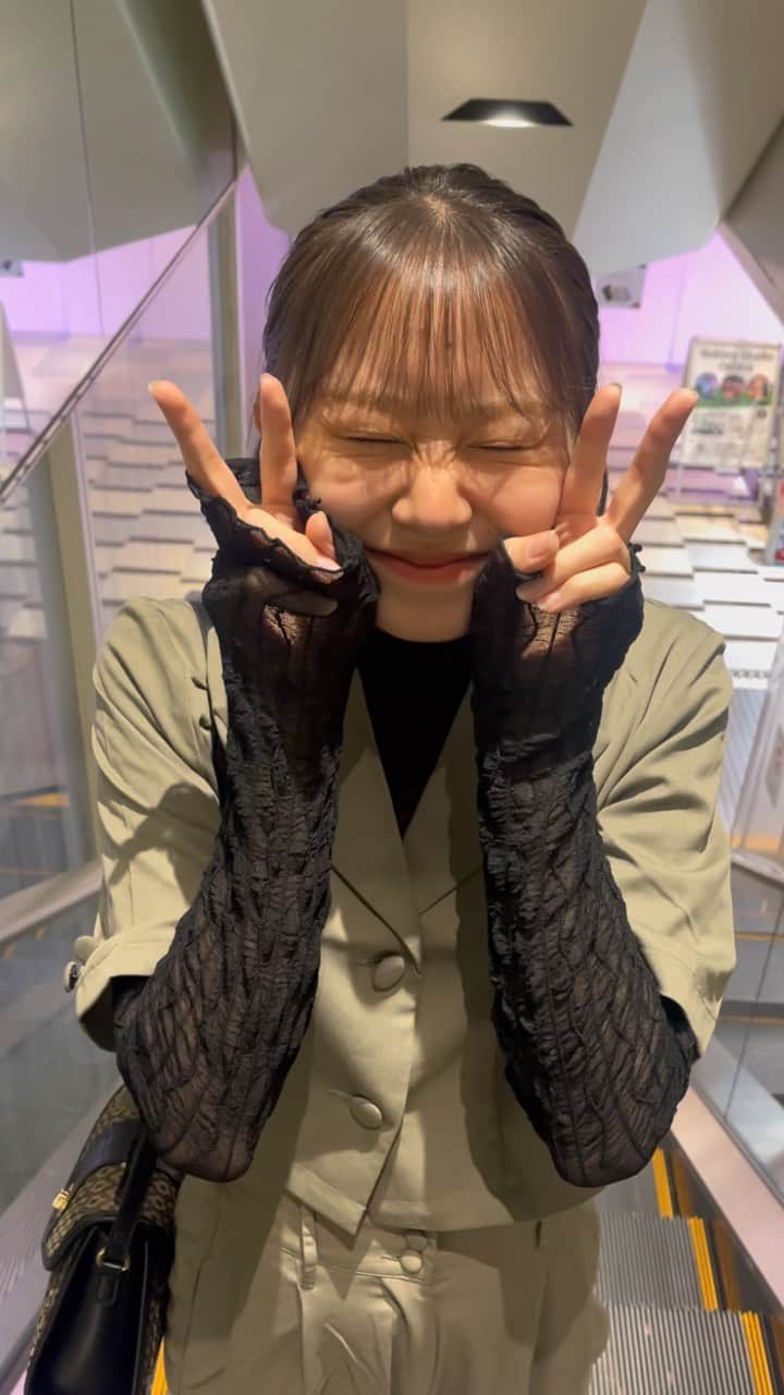 のインスタグラム：「これからもずっと好きでおってねー？😏  夜のなんばデート🌙🤝🏻    #デート風#彼女感#リール#リール動画#なんば#vaundy#そんなbitterな話#02#NMB48」