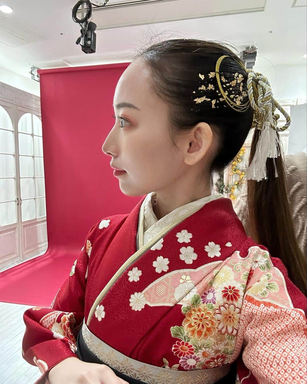 大野莉昂さんのインスタグラム写真 - (大野莉昂Instagram)「...🩶👘 振袖と袴の撮影で☺︎ 目元はアイシャドウのみのメイクと金粉ヘア. カーキの足袋ブーツ合わせが好きだった🪷」5月20日 20時13分 - bbbbrikopanda