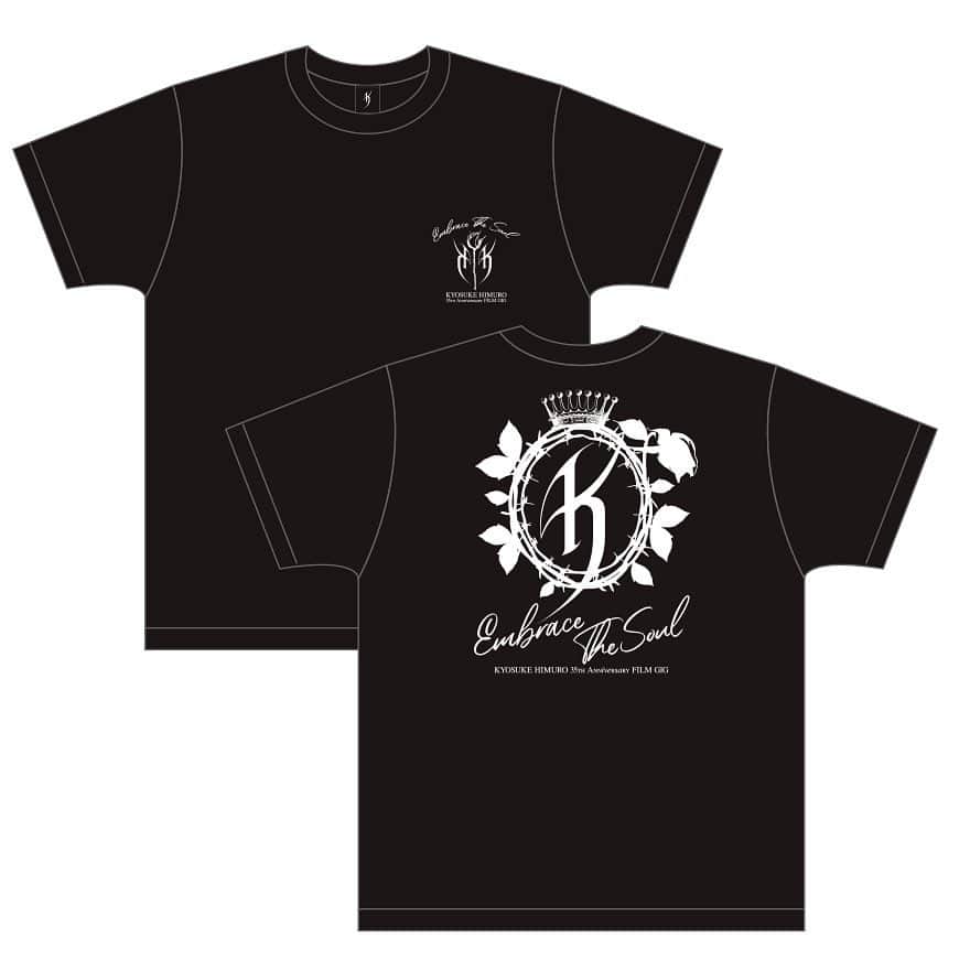 のインスタグラム：「「KYOSUKE HIMURO 35th Anniversary Film GiG “EMBRACE THE SOUL”」先行販売Tシャツ予約受付中  【Crown Crew Neck Tee】 デザイナーコメント： 35周年という節目にファンの皆様と氷室さんとの関係を美しい薔薇に見立てデザインしました。胸面は薔薇をKHロゴで優しく包み込んだようなイメージ。背面は逆に、KHロゴが薔薇を纏ったようなデザインに。もちろんキングの王冠も載せています。氷室さんとファンの皆様の素敵な関係性がずっと続いていく願いをデザインに込めました。  【プレゼントキャンペーンのご案内】 先行販売Tシャツ予約者様対象で、氷室京介サイン入りグッズ」を5名様に抽選でプレゼント!!すでにご予約いただいた方も対象となります。  #kyosukehimuro #embracethesoul #kingswing #pjonline  himuro.com/feature/shop」