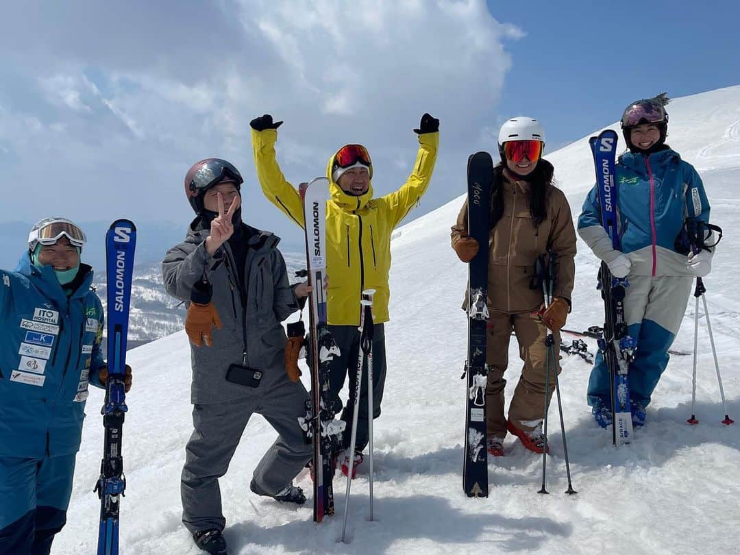 蔦谷好位置さんのインスタグラム写真 - (蔦谷好位置Instagram)「3月末に行ったルスツでのスキーの模様がプロスキーヤーの井山敬介さんのYouTubeチャンネル「ズルtube」にアップされました。  まさか今期ラストに信じられないレベルのみなさんと一緒に滑れて最高でした。  前後編あるので是非僕の昭和滑りをチェックしてください笑  はやく来季スキー行きたい  #井山敬介 #ズルtube #ズルチューブ #竹内智香  #勝浦由衣  #秋元日菜子  #グッチー #guchy #salomon #salomonski」5月20日 20時14分 - koichitsutaya