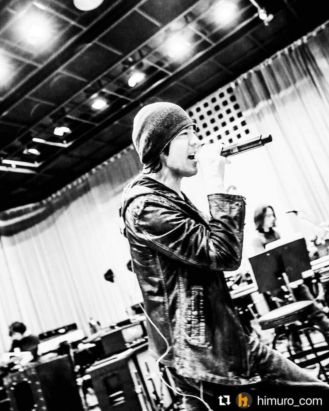 のインスタグラム：「明日はいよいよStream GiG「KYOSUKE HIMURO LAST GIGS TOKYO-01」⚜️  You gotta check it out!!  #Repost @himuro_com with @use.repost ・・・ 【KYOSUKE HIMURO LAST GIGS】 ☆ Rehearsal completed ☆ OSAKA 4.23-24 / NAGOYA 4.29 / FUKUOKA 5.14 / TOKYO 5.21-22-23 See you soon!! #himuro #lastgigs」