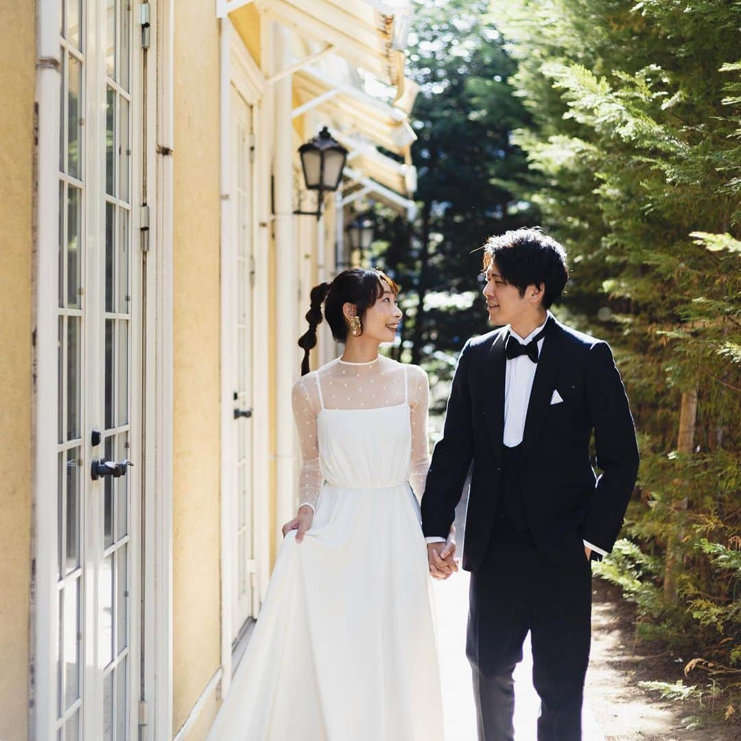 ヴィラデマリアージュ越谷レイクタウンweddingのインスタグラム：「・  Villas des marriages  × MAISON DE BLANCHE  Monitor Model Photo Shooting📸 · · Photo @hayato_takami  Dress @maisondeblanche  Tuxedo @maisondeblanche  Hair & Make @haruna.visagiste  @yuna.visagiste」