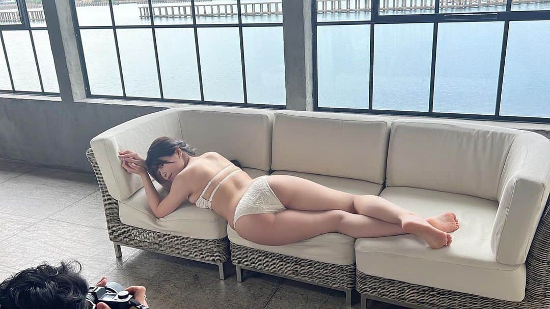 ちとせよしののインスタグラム：「週刊spa!のメイキングYouTube更新しました☺︎︎ よしのんチャンネルみんなに見て欲しいな🫶🏻  泣く泣くカットになったお気に入り動画を載せておきます…おしり🍑😆笑  #ちとせよしの #グラビア #ランジェリー #週刊spa #gravure #lingerie」