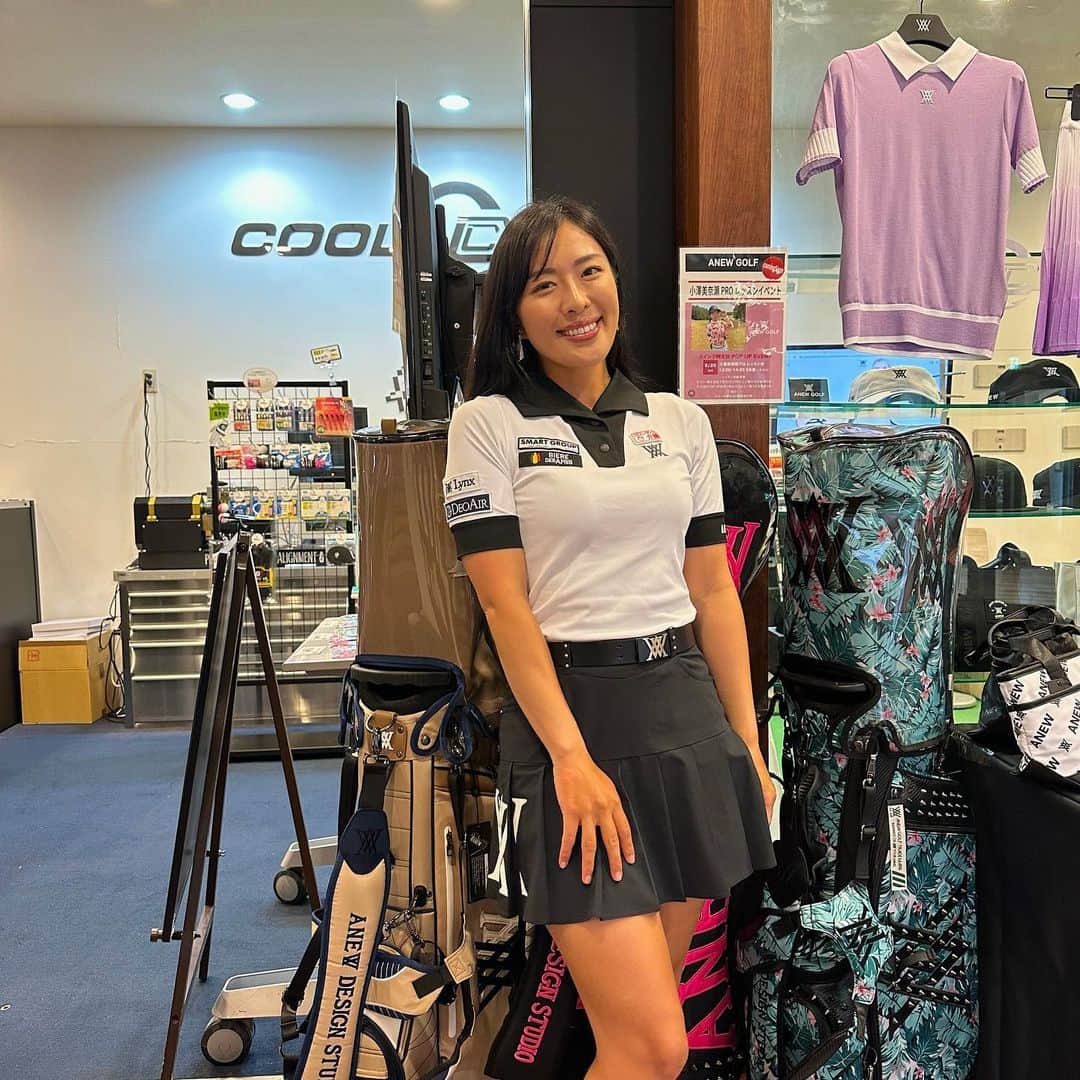 のインスタグラム：「@anewgolf_himonya のPOP UPではお気に入りの新作を着用しました🥰💖 最近は暑い日もあるので半袖の出番も多くなりましたよね🥰⛳️こちらは襟が大きくて着用するだけで首周りが華やかになります💐モノトーンコーディネートこそシルエットやデザインで差がつくのでANEWブランドのお洋服が本当におすすめです☺️🩵  #anew #golf  #ゴルフコーディネート  #スマートホールディングス株式会社  #フロンティアの介護  #株式会社湘南貿易 #deoair  #lynx」