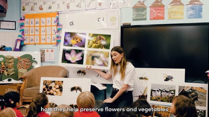 のインスタグラム：「to bee or not to bee… 🤝🏼🐝🌼 currently in my David Attenborough era for #worldbeeday 🍯🌟  As part of my ongoing commitment with @guerlain to help preserve biodiversity and raise awareness about the essential role of bees in the natural world, i was invited to host a special #BeeSchool workshop in support of the #GuerlainForBee Conservation Programme to a very eager class of four year olds. My goal was to get them buzzing about bees (sorry i had to) and inspire their generation to protect these precious pollinators.   The #GuerlainBeeSchool project will also continue to protect the future of our planet and preserve biodiversity and i am thrilled to play a small part in this program. Let us know where we should come next!@guerlain #GuerlainforBees #GuerlainBeeSchool」