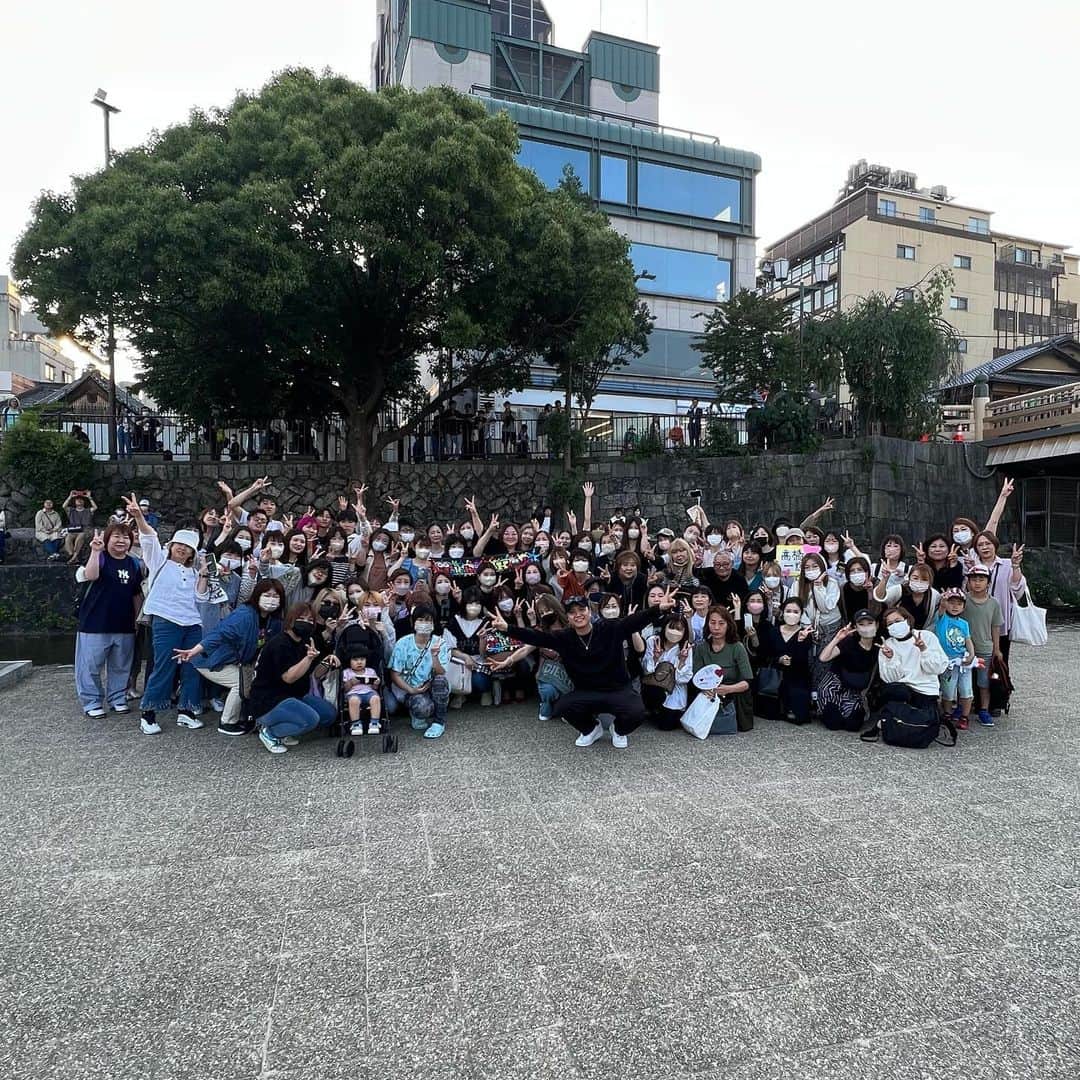 KAZUKI【ANFiNY】のインスタグラム：「京都路上ライブ🔥✨  ほんとに毎回familyが増えとる気がするんやけどどう？😳笑  マイク無しでの歌もどうやった？😂  ちゃんと聴こえとったらいいなあ🥲  また来月京都も来るぞ💪 約束や🤝  明日は大阪！！！ 歌えますように。  #髙橋一輝 #京都路上」