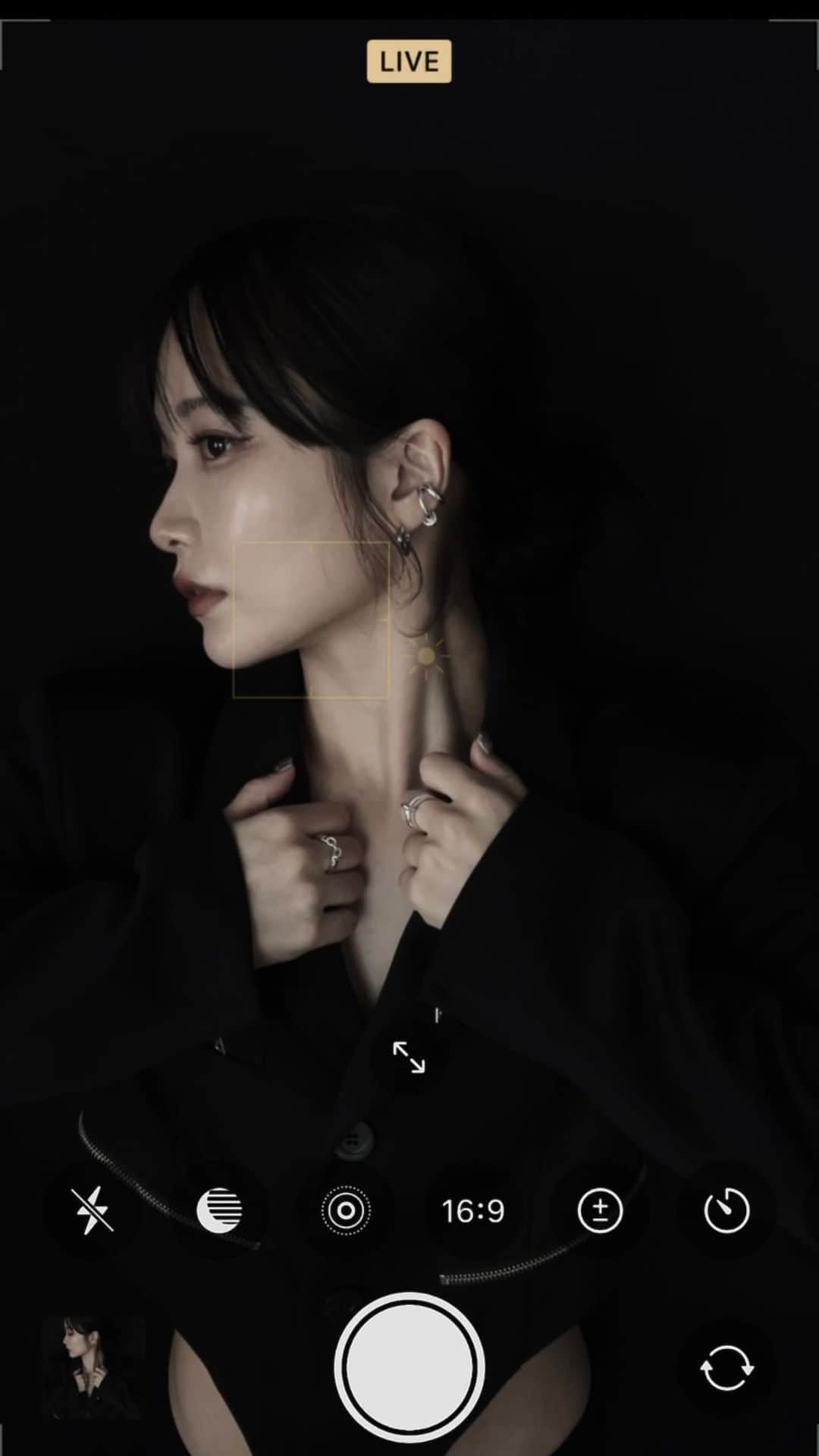 中村くるみのインスタグラム：「@ovovjewerlyofficial  jewelry撮影の裏側📱 全てiPhoneノーマルカメラのみ自撮り無加工です👌🏿 載せる時は少し暗くするくらいっ  新作のイヤカフとリングが可愛すぎる🩶 本日夜9時から販売開始ですෆ  New ˹ Loop ˼ Silver Ring & Ear cuff 𝐎𝐧𝐥𝐢𝐧𝐞 𝐒𝐭𝐨𝐫𝐞 Today 5/20 21:00~ 5/21 all day 土日のみの受注販売となります✔︎」
