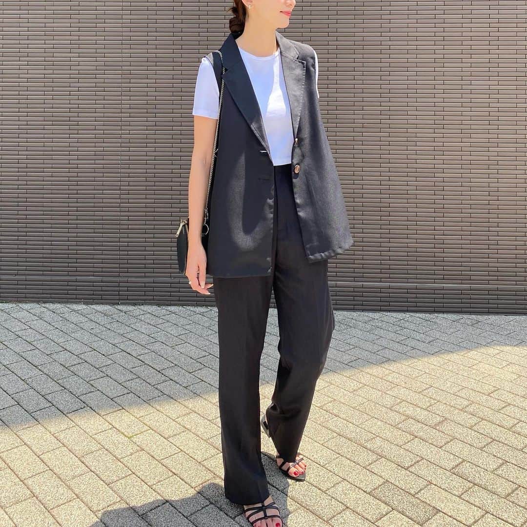 Nagiのインスタグラム：「ジレにパンツ インナーはTシャツ☺️  ジレはサイドがベルトに ゆったりでサラッと羽織れる  gilet. @classicalelf_official  　　　(ブラック Msize着) tops. #zara bottom. shoes. #gu  #クラシカルエルフ #classicalelf #エルフコーデ #タイアップ #uniqlo#ユニクロ #ジーユー #ザラ #zozo #zozotown #zozo購入品 #zozotown購入品 #ジレ #ジレコーデ #オーバーシルエット#プチプラ#プチプラコーデ」