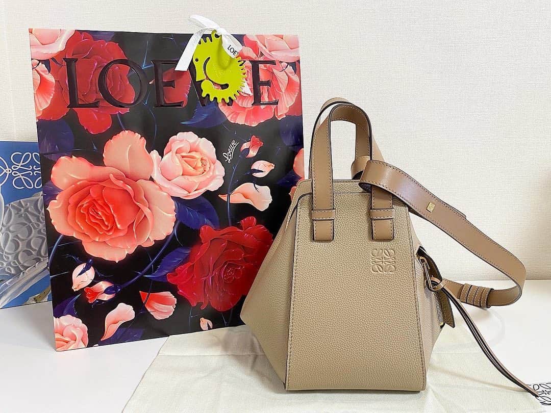 千咲まりのインスタグラム：「. この間LOEWEで購入したのはハンモックです🤭💞 今までのはあまり興味無かったけど、新サイズの "コンパクト"が私の体型にちょうど良いサイズ感✨️ シンプルでどんなコーデにも合わせやすそうなのと 歳を重ねても長く使えそうって思いました☺️ ずっと大切に愛用していきたいな～👜  よし仕事がんばろう！！ 近々良いご報告、できると良いな🙌🏻✨ そんなわけでもう少し待ってて下さい。  #LOEWE #ロエベ #ハンモック #ロエベハンモック  #ロエベハンモックコンパクト #ハンモックコンパクト #銀座six #GINZASIX #銀座シックス #サンドカラー」