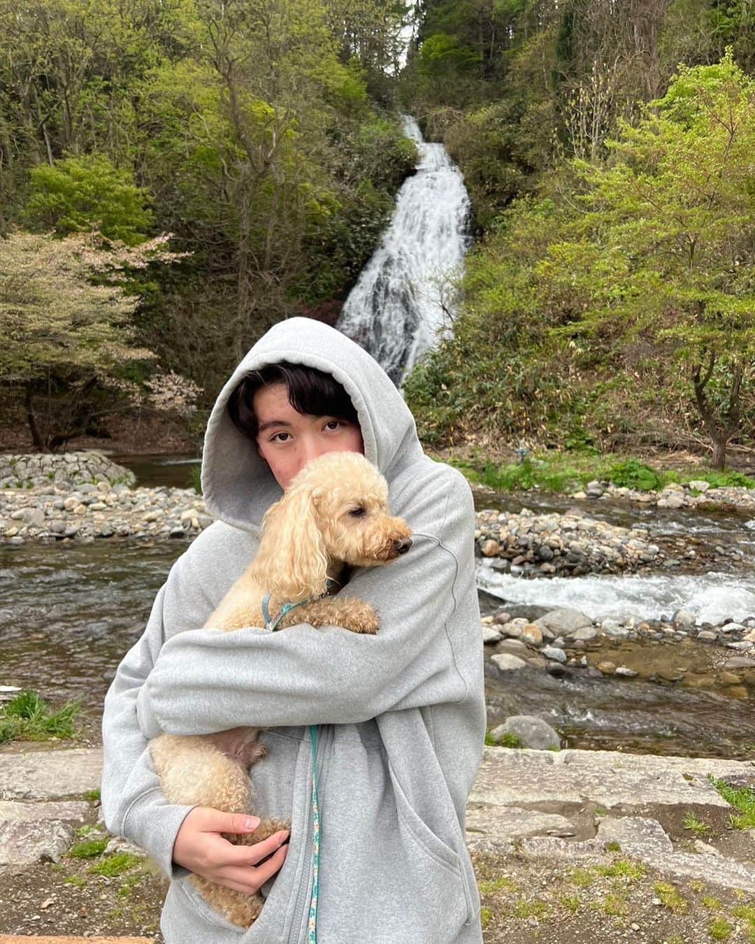 のインスタグラム：「前に秋田に帰った時のやつ🙂 ・ ・ ・ ・ ・ ・ ・ チョコかわいい🙂🙂  #地元 #秋田 #ペット好き #滝  #おすすめ #観光 #fyp  #japan  #셀카샷  #셀카  #패션  #데일리룩  #dailylook  #오오티디 #얼스타그 #셀카그램」
