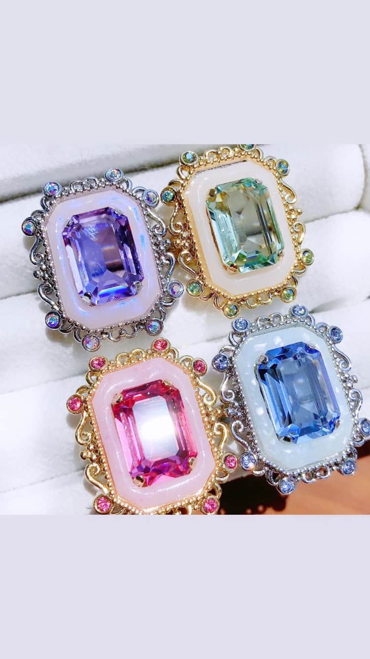 Fukiko-マルベリコのインスタグラム：「レグタングルのガラスビジューが光を受けて輝く magical door ring✨💍  【販売のお知らせ】 🏝🐚Summer Collection✨🍧  ＊販売開始日時＊ 5月20日(土)21:00～ : ＊新作販売記念6%OFFセール＊ 5月20日(土)21:00～5月21日(日)23:59  爽やかな風が吹く夏の海をイメージした、 指輪たちを制作しました！✨  また、販売日から二日間、6%OFFセールも行います！ ラインナップの詳細は、オンラインショップや投稿にて随時公開いたします！  今回もよろしくお願いいたします😊」
