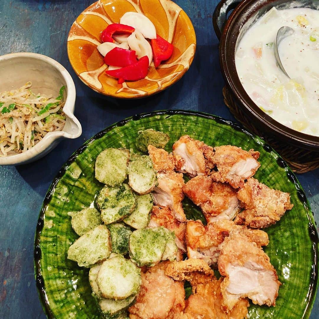 井上荒野のインスタグラム：「自分のインスタを見返すと、私は鶏の唐揚げが好きなのだな、ということがよくわかる…。鶏の横は菊芋。白菜のクリーム煮、ウー・ウェンさんレシピのピクルス的なもの、もやしとピーマンナムル。」