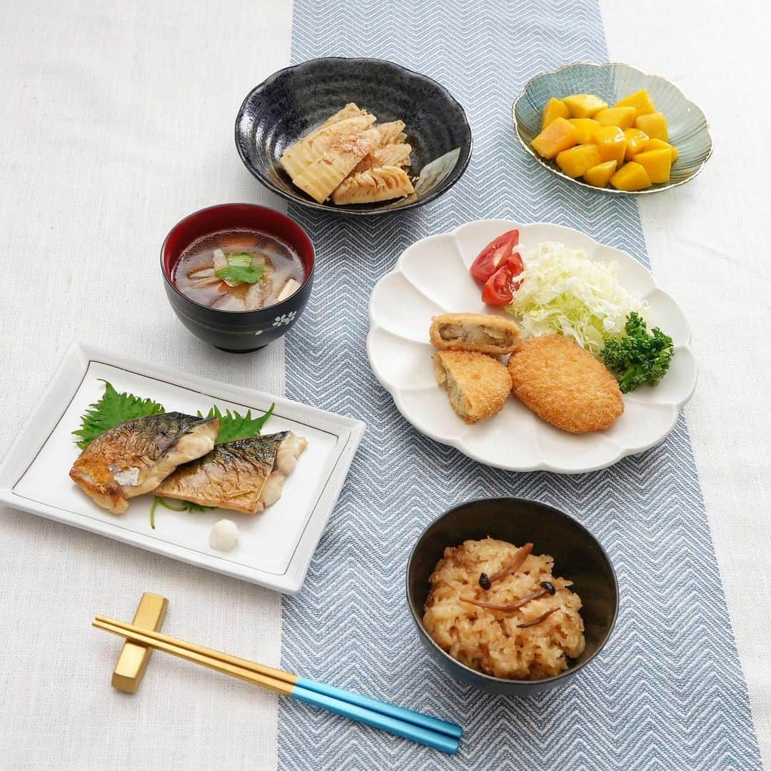 高橋晴香さんのインスタグラム写真 - (高橋晴香Instagram)「おうちごはん🍽️ ⁡ ⁡ 今日は和食中心に🫶 ⁡ ⁡ メニュー🍴 ⁡ ☑︎和牛コロッケ ⁡ ☑︎きのこおこわ ⁡ ☑︎さばの塩焼き ⁡ ☑︎けんちん汁 ⁡ ☑︎たけのこのおかか和え ⁡ ☑︎マンゴー ⁡ ⁡ 食材は全て @slcreations_official ♡ ⁡ ⁡ マンゴーは自然解凍、後は全てレンジで温めるのみ◎ ⁡ ⁡ コロッケじゃがいもの甘味や食感といい、手作りのコロッケのよう✨ ⁡ ⁡ 調理の手間かからず美味しく食べれるなんて最高😋 ⁡ ⁡ SL Creationsは無添加で味も本格的だし、パパッと作れてしまうから忙しい日の味方👌 ⁡ ⁡ 次は何頼もうかな🥰 ⁡ ⁡ #おうちごはん #ごはん #slcreations #安心安全 #冷凍食品 #無添加 #slcreationsのある暮らし #PR  #簡単時短 #エスエルクリエーションズ」5月20日 20時25分 - haruka_takahashi0127