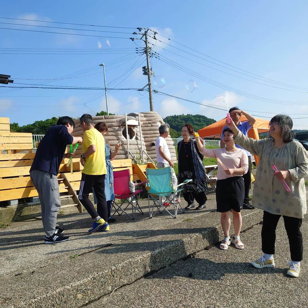 伊勢みずほさんのインスタグラム写真 - (伊勢みずほInstagram)「大好きな大切なごきげん新潟応援団のみなさんと久しぶりに集まりました🩷  これからもずーっと一緒にいてください。ずーっと。  悲しいことも嬉しいことも共に感じてきたみなさんとの居心地がとてもいいんです。尊敬する方々ばかり。  出雲崎町の宿泊施設 @one_story597 　さん✨ 素晴らしすぎました！  泊まりたかったぁー 猫脚のお風呂入ってみたかったぁー 朝マズメで釣りたかったぁー  また行かなくちゃ！  #ごきげん新潟応援団 #大切な仲間 #出雲崎町 #onestory  #日本海　#猫脚のバスタブ  #オーシャンビュー #伊勢みずほ　#新潟」5月20日 20時29分 - isemizuhoo