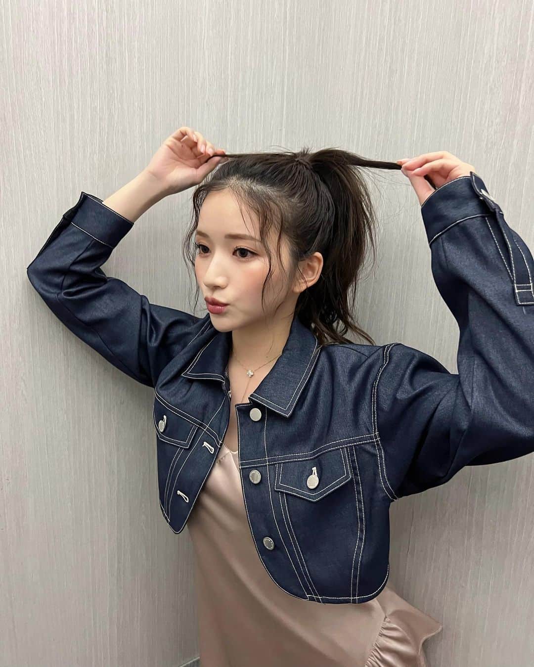 南りほのインスタグラム：「今日はポニーテールの日だったよ🐴🩷  メイクは全体的にオレンジ🍊カラーで大人ジューシーな感じにしてもらいました🧡」