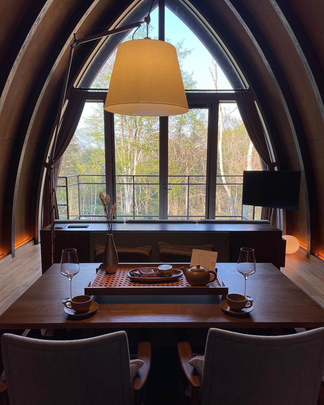 伊藤沙織さんのインスタグラム写真 - (伊藤沙織Instagram)「ニセコでとっても素敵なホテルに宿泊しました🌿 1日6組限定の @andarucollection_niseko は、プライベートヴィラで自然豊かな景観を楽しむことができます。  非日常的で、ゆっくりとした時間を過ごせました☕️🥹 ちなみにミニキッチンもあるのでちょっとした料理も滞在中作る事が出来ます🍳  夜は敷地内にあるレストラン @ultimoniseko でコースディナー🍴北海道の食材がふんだんに使われていて美味しかったです！  内装、インテリア、ホスピタリティ...どれをとってもこだわりが感じられて夫婦共に大満足なホテルステイができました🌿 冬のシーズンにもまた訪れたいです☺️   #AndaruCollectionNiseko #PR #アンダルコレクションニセコ #ニセコ #ニセコ町 #アンダル #ラグジュアリーヴィラ #ヴィラ」5月20日 20時40分 - saori__ito