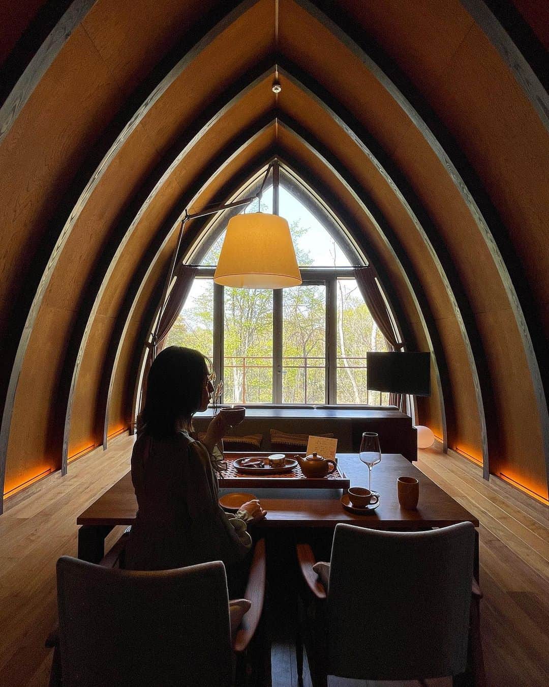 伊藤沙織さんのインスタグラム写真 - (伊藤沙織Instagram)「ニセコでとっても素敵なホテルに宿泊しました🌿 1日6組限定の @andarucollection_niseko は、プライベートヴィラで自然豊かな景観を楽しむことができます。  非日常的で、ゆっくりとした時間を過ごせました☕️🥹 ちなみにミニキッチンもあるのでちょっとした料理も滞在中作る事が出来ます🍳  夜は敷地内にあるレストラン @ultimoniseko でコースディナー🍴北海道の食材がふんだんに使われていて美味しかったです！  内装、インテリア、ホスピタリティ...どれをとってもこだわりが感じられて夫婦共に大満足なホテルステイができました🌿 冬のシーズンにもまた訪れたいです☺️   #AndaruCollectionNiseko #PR #アンダルコレクションニセコ #ニセコ #ニセコ町 #アンダル #ラグジュアリーヴィラ #ヴィラ」5月20日 20時40分 - saori__ito