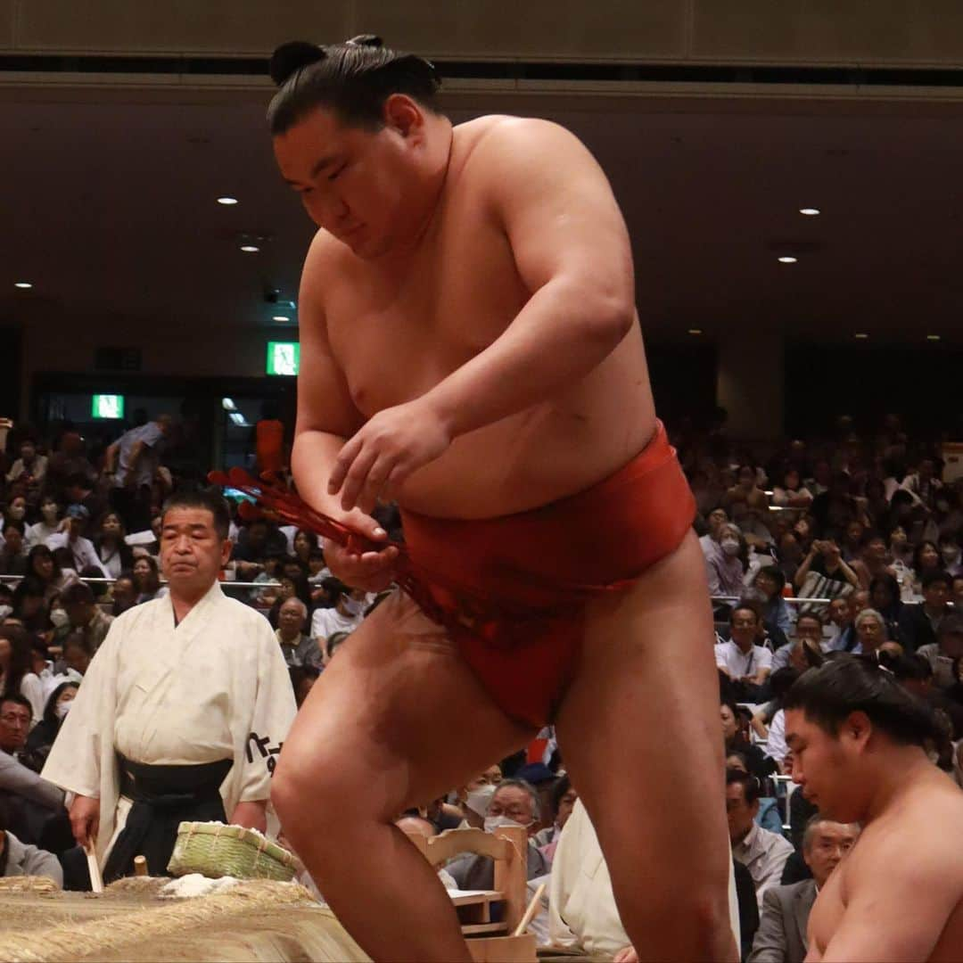 日本相撲協会さんのインスタグラム写真 - (日本相撲協会Instagram)「大相撲五月場所七日目！  折り返し地点を前に白熱した勝負が繰り広げられています。 全勝　#照ノ富士　#明生　#朝乃山 1敗　#大栄翔　#若元春  #sumokyokai  #大相撲 #sumo #相撲 #力士 #お相撲さん #japanphoto #sumowrestlers #japanculture  #満員御礼　#国技館　#両国国技館　#五月場所　#夏場所 #霧馬山　#貴景勝　#豊昇龍　#御嶽海　#平戸海」5月20日 20時39分 - sumokyokai