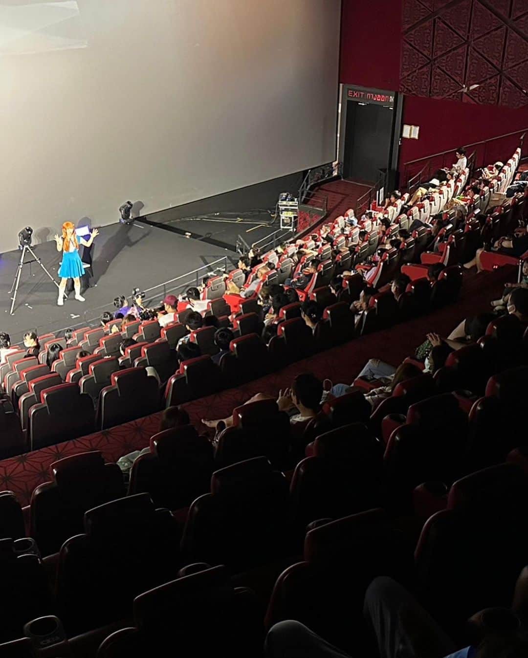 桜 稲垣早希のインスタグラム：「プロンポンにあるエムクォーティエの映画館で行われたジャパンリミックス2023というイベントで、タイでの初舞台を無事に終えました😆とてもドキドキしてましたが暖かい空気を作ってくださったお客さんとTの極みくんに感謝です☺️  吉本の日本人スタッフさんとタイ人の舞監さんに音響さんMCさんなどなど、飛び交う言葉はタイ語と日本語でとても新鮮な現場でした😊  吉本Thailand事務所は芸人も社員さんも含めて数人なので、一つのチームでイベントを作り上げている感覚を強く感じました。手探りなところもあるのかもしれませんが、それもやり甲斐になってわくわくします😊  明日はニューヨーク&見取り図のトゥクトゥクピアスというイベントにちょこっと出させてもらいます😄楽しみ🤤 #ジャパンリミックス2023 #桜稲垣早希 #Tの極み #タイ #バンコク #エムクォーティエ #タイ住みます芸人」