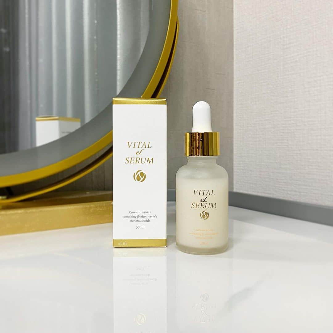 のインスタグラム：「2023.05.20 #skincare 🕊 * 🎗VITAL eL SERUM🎗 . 最近出会った中でも断トツお気に入りの美容液です🤍 . 今化粧品検定の勉強をしていて、 成分についても理解しながらスキンケアしてるんだけど . とにかくお肌に嬉しい成分がたっぷりですごく良いの！！ 激推しなので是非最後まで読んでみて🥹‪‪❤︎‬⬇️ . . ▫️細胞膜成分が高配合❕ 高配合の細胞膜成分が肌の奥まで浸透し、 乱れたラメラ構造にアプローチしてくれるよ🧬 健康的なお肌に大切なバリア機能の向上をサポート✨️ . ▫️リポソーム化した5つのGFとNMN配合❕ 体内の幹細胞で作られるタンパク質の一種である GF:グロースファクター(成長因子)を5 種類と、 今話題の健康や美容に期待できる成分“ #NMN ”を よりお肌の内部に届けやすくリポソーム化し配合🤍 加齢に伴い減少していく成長因子を補うことで、#コラーゲン や #エラスチン など肌細胞の生成をサポートしてくれる⛅️ . ▫️シワ・ハリにアプローチ❕ #ナイアシンアミド 、馬由来のサイタイエキス、#レチノール など シワ・ハリにアプローチする成分が14種類も配合💡 ほうれい線や首回りのシワなどにも効果的だよ🎶 . ▫️シミ・美白にアプローチ❕ #ビタミンc誘導体 、プラセンタエキスなど、 シミ・美白にアプローチできる成分も配合🌟 特に夏は紫外線をたくさん浴びるのでこのケアは大事!!🎗 . ▫️ロングラスティング保湿技術で肌トラブルの根幹にアプローチ❕ 肌トラブルの根幹となる保湿不足も、 豊富な17種類の潤い成分で徹底保湿アプローチ🫧 さらに、使ってすぐの実感だけでない保湿力を持続させる ロングラスティング保湿技術も採用されてるんだとか🥹 . ▫️香料を含む7つの添加物フリー❕ 香料をはじめ、パラベン 鉱物油 シリコン 石油系界面活性剤  紫外線吸収剤 合成色素 の気になる添加物 7 つが 配合されてないから安心して使える！📛 . ▫️こだわりの製法・製造❕ VITAL eL SERUM に配合されている NMN は 酵母発酵法で生成された最高純度 99.9%以上の 高品質かつ安定性の高い NMN だけを使用されていて かつリポソーム化まで実現というこだわりよう🥹✨️ さらに製造は、徹底した安全・品質管理を行っていることを示す 「化粧品 GMP規格(ISO22716)」認証工場にて製造- ̗̀ 🏭 ̖́- . . 読んでくれた人お疲れ様～☺️‪‪❤︎‬ めちゃくちゃ良いということが伝わったかな?? . 本当に使ってすぐお肌がつやつやもちもちになって 良い美容液染み込んだ〰️！って実感出来るんだ🫧 . お肌のキメが整って、 翌日のメイクのりもバッチリだったよ🪞✨️ . . 美容液迷子の人や気になった人是非使って見てほしい🦋 . 参考になってたら嬉しいです‪‪❤︎‬ チェックしてみてね～！！ . . . #eLife #イーライフ #美容 #nmn #pr #美容液」