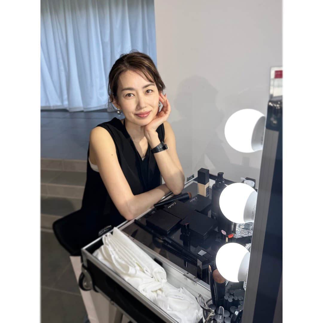 のインスタグラム：「* * @celvoke.jp  2023AW Makeup Collection Press Previewに伺ってきました * クリエイティブディレクターが かわって 初のコレクション * 写真4枚目記載のアイテムを使って タッチアップしてもらいました * ☆薄づきなのにカバー力があり 　つけていて心地よいファンデーション ☆様々な肌悩みをカバーする 　コンシーラーパレット ☆テクニックいらずで 　洗練された印象を演出してくれる 　アイシャドウパレット ☆ティントなのに 潤うリップ  など * メイクが楽しくなるような ワクワクするコレクションでした * 1st 2023年7月21日全国発売 2nd 2023年8月18日全国発売 * #celvoke #セルヴォーク #2023AWCollection」