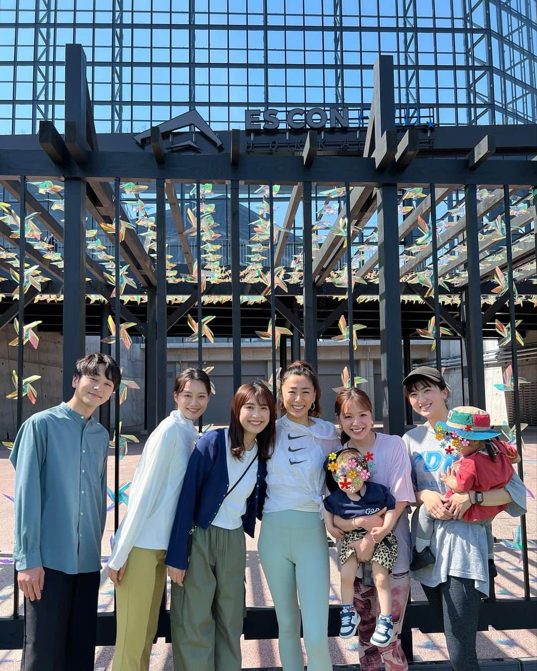 芳賀愛華のインスタグラム：「. Fビレッジでヨガしてきましたー🧘‍♀️ 青空の下での🧘‍♀️最高に気持ちよかった〜🤭！！  今日のゲスト講師は @wakanozawa さん⭐️  ヨガ初心者な私でも しっかりと自分の体と向き合えて楽しい時間でした😌  ６月４日までの毎週末、 いろんな講師の方をゲストに迎えて開催されます🤩  来週土曜日の講師は @mai_yoga_724  まいちーん😍🧘‍♀️  そして来週日曜日の講師は @donkmodel の @tsukasa56 さん😍  本当〜に気持ちよくってとってもおすすめイベントです🤩！ 興味ある方はFビレッジのホームページから見てみてください☺️  #ヨガ#外ヨガ#エスコンフィールド北海道#fビレッジ」