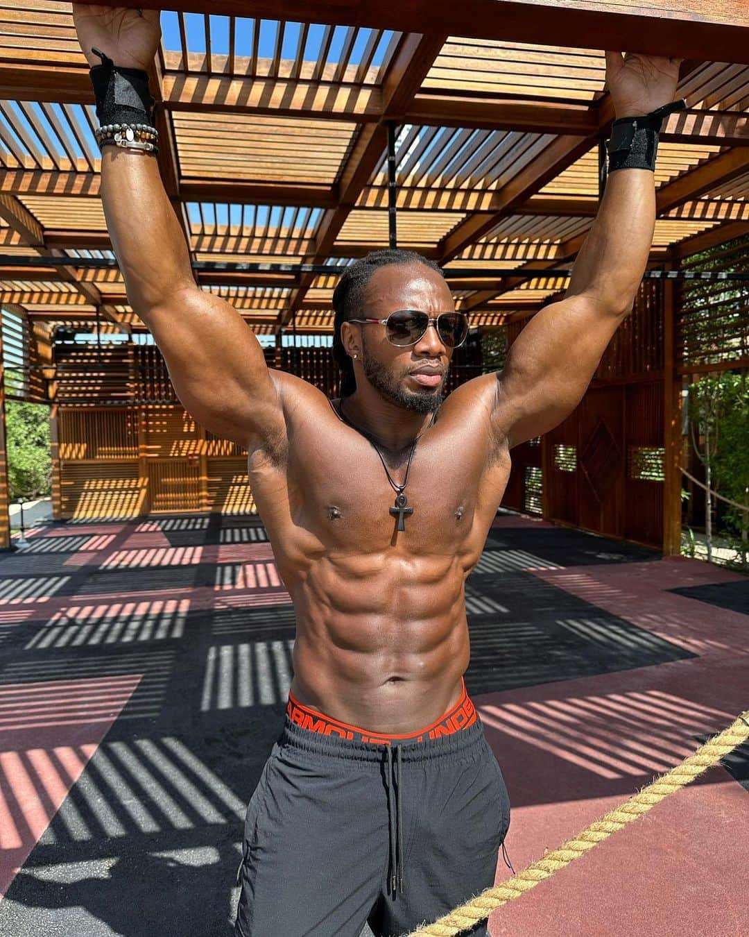 Ulissesworldさんのインスタグラム写真 - (UlissesworldInstagram)「Ready for the Weekend Vibes 🌴  Sun is out ☀️That means one thing and one thing only, outdoor core session 💪🏾Embrace the weekend, break a sweat, and remember to get creative with your workouts! Let's do this! 🔥  #ulissesworld #coreworkout #weekendvibes」5月20日 20時48分 - ulissesworld