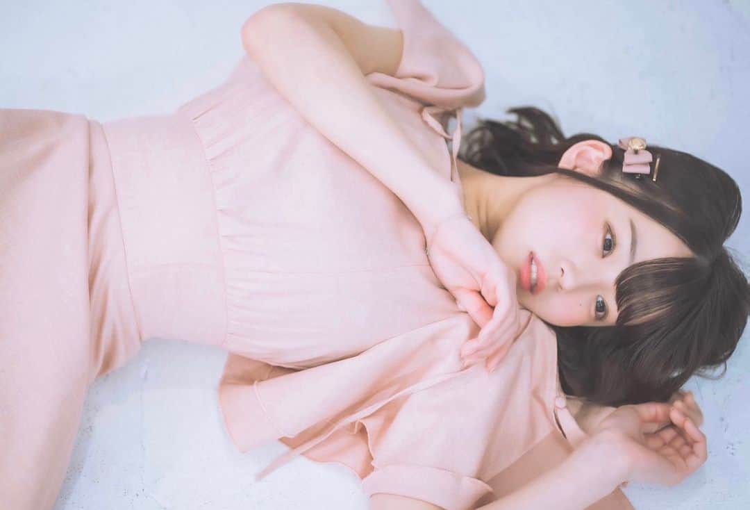 花咲ひよりのインスタグラム：「•  　　 　　 撮影会でのお写真です！  個撮とかやりたいなぁ。　　 　　 　　 　　 　　  #アイドル #アイドル衣装 #アイドル前髪 #アイドルヘア #アイドルメイク #黒髪 #黒髪ボブ #黒髪ミディアム #黒髪女子 #ぼぶ#ボブ #ボブアレンジ #巻き髪 #ゆるふわ #ウェーブ巻き #ワンピース #夏コーデ #撮影会 #撮影モデル #カメラ女子」