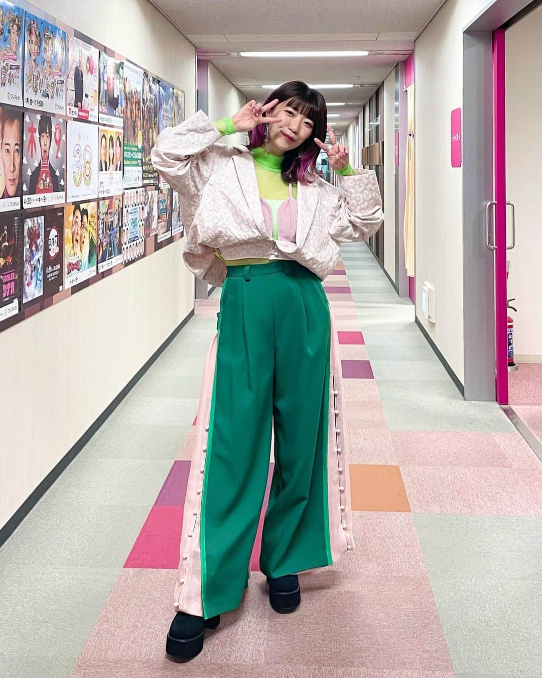 ぱいぱいでか美のインスタグラム：「酒のツマミ衣装✌🏻 . 昨夜放送の『人志松本の酒のツマミになる話』 ご覧頂きありがとうございました〜！ 見逃しちゃった方はTVerでぜひ！ リアルタイムで見てくれた方もTVer限定コンテンツが 本編のあとにくっついてるのでそちらも見てください👀 今回もとても楽しく飲ませて頂きました！ 皆様ありがとうございました🍻 お酒強いわけじゃないけどお酒の席が好きだからまた呼んでもらえますように……🙏🏻  素敵な衣装🩷💚  ジャケット.シアートップス.パンツ▶︎ @akirafurukawa_official アクセサリー▶︎ @chaho_handmade__618 スタイリストさん▶︎ @sbhr___k ❤︎ . #酒のツマミになる話 #人志松本の酒のツマミになる話 #フジテレビ #AKIRAFURUKAWA #chaho* #でか美衣装 #でか美ちゃん  THE SECONDのCM中に更新…… どきどき……」