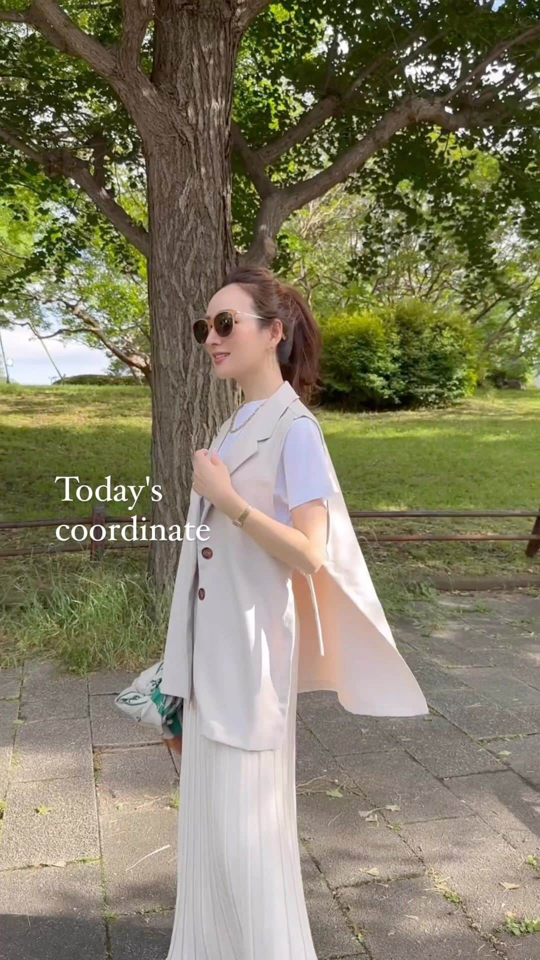 星玲奈のインスタグラム：「シンプルなTシャツスタイルに羽織るだけで ぐんとこなれ感が増すジレ❤️ トレンドというよりは、もはや定番アイテムになり 丈感、形、素材違いでジワジワと収集中😊 こちらはサイドベルトがポイントになった @classicalelf_official のもの😊 シワになりにくくてお手入れしやすく、羽織るだけできちんと感もアップ❤️ ・ #クラシカルエルフ #classicalelf #エルフコーデ #タイアップ #uniqlo #gu #zara #ユニクロ #ジーユー #ザラ #zozo #zozotown #zozo購入品 #zozotown購入品 #ジレ #ジレコーデ #オーバーシルエット夏服コーデ #大人コーデ #大人カジュアル」