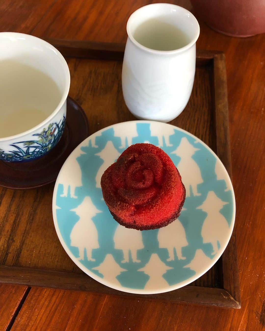 雨月衣さんのインスタグラム写真 - (雨月衣Instagram)「前橋文学館の方に焼き菓子の詰め合わせをいただきました❤️  スナフキン豆皿にのせたバラのフィナンシェは木苺味🌹🍓 可愛くて美味しい❤️  最近よく飲んでいる金萱烏龍茶 と一緒に。  #ふらんす市場」5月20日 20時47分 - ugetsukoromo