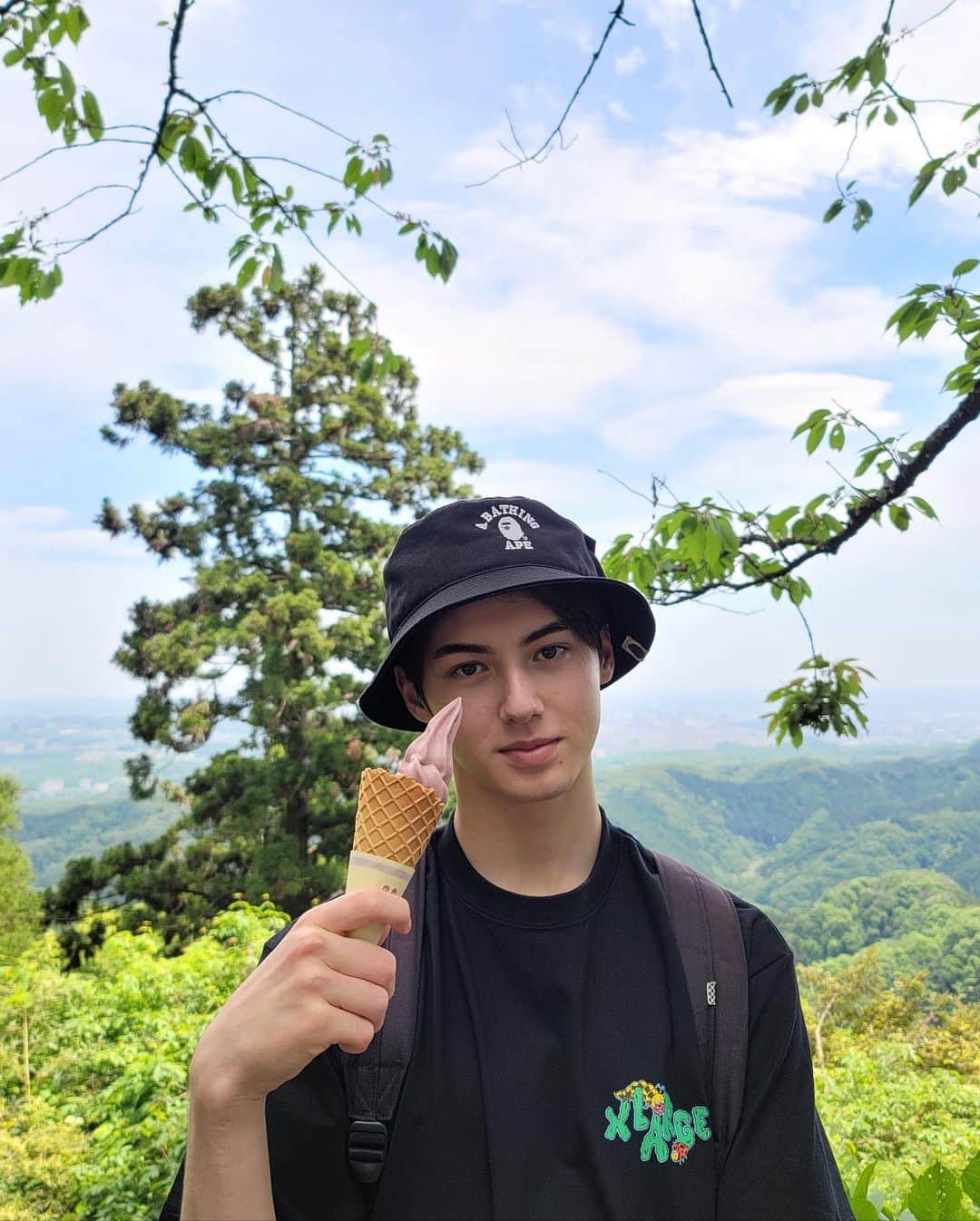 翔のインスタグラム：「ちょっと前に高尾山行った アイスだけじゃなくて団子もいっぱい食べた🍡  Have you ever tried grape flavored ice cream?  #高尾山 #ハイキング #アイスクリーム #トリックアート #」