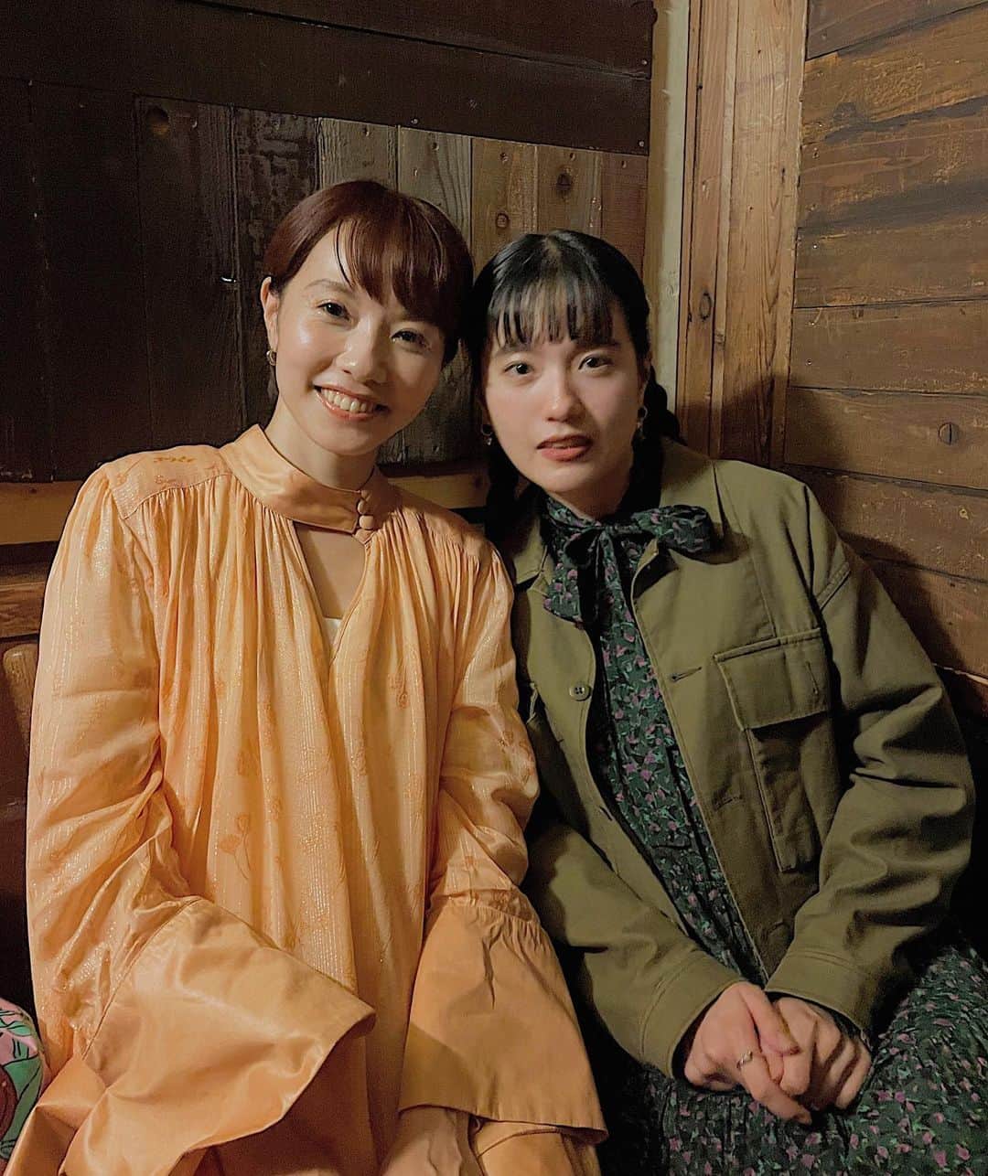 みこのインスタグラム：「"Somewhere In A Dream" release showへ🧚✶🌿  出会ってからもう…15年…？  すごく色んなことがあったね。  今日はsakuちゃんが奏でる20代の森を一緒に彷徨いながら、たくさんのことを思い出しました。  迷惑かけたのに、それでも友人でいてくれた優しい人。💎  あの頃の日々は、あまりにも剥き出しで、痛々しくて、だけど楽しかったんだよなぁ。  目を細めたくなるような思い出を一緒に作ってくれてありがとう。  だけどわたしたち、懐かしんでばかりもいられない。  だって、あの頃と同じくらい…いや、きっとそれ以上にこれから大きな未来が待っているから。✈️  sakuちゃんはこの夏からロンドンへ…！  本当の心のまま正直に突き進んでいく姿、すごくpowerをもらってます。🌳✶  今夜は、素晴らしい音楽をありがとう〜。  最後の写真は、6年前？くらいのもの📸」