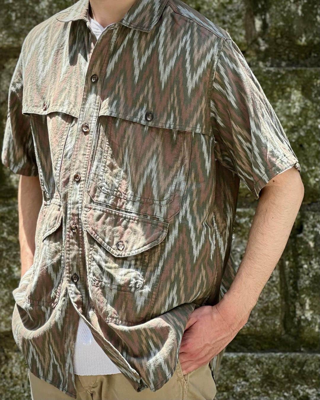 BEAMS+さんのインスタグラム写真 - (BEAMS+Instagram)「・ BEAMS PLUS RECOMMEND.  <BEAMS PLUS>  "PATCHWORK ADVENTURE SHIRT"  adventure shirt Ⅱ that expresses a chevron pattern in calm tones with ikat fabric. The front yoke with double ventilation from the shoulder to the chest on the front body, and the tool pocket and small pocket that double as a glass holder above the regular pocket are the design features. You can wear it coolly with details such as ventilation.  -------------------------------------  イカット生地で落ち着いた色調のシェブロン柄を表現した〈BEAMS PLUS〉アドベンチャーシャツⅡ。前身頃の肩から胸にかけて2重になったベンチレーション付きのフロントヨークや、通常のポケットの上に設けたグラスホルダーを兼ねたツールポケットやスモールポケットがデザインの特長です。     #beams #beamsplus #beamsplusharajuku  #harajuku #mensfashion #mensstyle #stylepoln #menswear #ikat #fabric #adventure #shirt」5月20日 20時50分 - beams_plus_harajuku