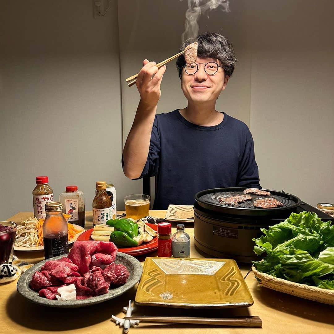 のインスタグラム：「＊ きょうも1日おつかれさま☻  ・ちょっと前に食べたおうち焼肉  フジムラベーカリーさんに行ったら、お店前の小箱に 入ってるお野菜をチェックするのが楽しみ！ この間は朝どれのおっきな新鮮レタスが100円だったよ。 夕飯は焼肉に決定〜！となったのでした♡☺️🤓👏  【🍞🙋‍♂️あしたは高知で出店します！🙋‍♀️🥯】 あすは高知県山内神社・鷹匠公園で開催の 「おやつ神社（ @oyatsu.jinjya ）」に出ます！ （⚠️限定パン・ご注意など @obashcrust の投稿へ⚠️） 緊張してたら勿体ない〜お気軽にお声がけくださいね。 お写真もぜひ撮らせていただけたら嬉しいです♡📷  パンは間違いなく過去最大量だ！ってかんじで 車2台にもりもりあるので、午後からもぜひ〜 たくさんのお客様にお会いできますように☺️🤓👏  ❶イベントの様子や、買ったよ！食べたよ！など インスタに投稿してくださる場合は  @meganeandmiwa か  @obashcrust  をつけてくださっていると、埋もれず 後から拝見できるのでとても嬉しいです！ ❷今回もお手紙や差し入れをくださった方に ささやかなお返しをご用意しています。（個数限定） ❸販売分の肩掛けめがねくんBAG（＋めがねくんきら シール付）持っていきます！レジでお声がけください。 ❹細かいお金のご持参（特にお札） やPayPayの チャージ、マイバッグのご持参をお願いします。 ❺今回は☺️🤓＋カフェから可愛いスタッフ1名連れて 3名で向かいます！最初はちょっぴりまごつくかもで、 お時間にゆとりを持ってお越しくださると嬉しいです。  お天気に恵まれそうでうれしいけれど、暑くなるかも なので、帽子・お水・クーラーバッグなどのご用意を お忘れなく👏ご来店お待ちしてま〜す☺️🤓🙋‍♀️♡♡」