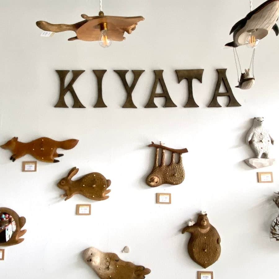 手紙社のインスタグラム：「【KIYATAミニフェア「KIYATAの庭」ご来場くださったみなさまへ at 手紙舎 文箱】 先日まで手紙舎 文箱にて開催されました KIYATAミニフェア「KIYATAの庭」にご来場くださり誠にありがとうございました。 初めての長野での開催を終え、私どもスタッフも、約３週間のKIYATAさんの夢のような世界を思い返しているところです。 また、抽選作品へのたくさんのご応募ありがとうございました。私たちの予想をはるかに超える多くの皆様にお申し込みいただき、また皆様に松本でKIYATAさんの作品を楽しんでいただけるよう尽力してまいります。  また遠方にはなってしまうかもしれませんが東京・調布の「手紙舎 2nd STORY」では6月21日-7月2日　KIYATA一門展（グループ展）、11月29日-12月10日　KIYATA国物語Ⅹの開催も予定しておりますので、お近くにお越しの際は足をお運びいただけますと幸いです。  今回のKIYATAミニフェア「KIYATAの庭」では、皆様に作品の世界観を楽しんでいただけるよう、「抽選方式」とさせていただきました。ご協力誠に有難うございました。お申し込みいただいた皆様におかれましては、本日抽選結果をメール致しましたのでご確認ください。届いていない方は拒否設定・もしくは迷惑メールフォルダに入っている場合がございますので、ご確認の上、fubako@tegamisha.comまでご連絡をお願いいたします。＊[at]を@に変えてお送りください。  #手紙社 #手紙舎 #手紙舎文箱 #文箱 #tegamisha #松本 #浅間温泉 #KIYATA #木工」