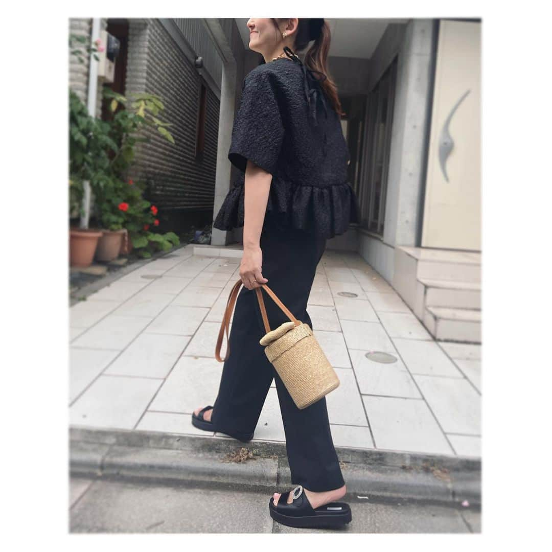 t.krmeのインスタグラム：「All Black…  ずーっと気になっていた ユニクロのタックワイドパンツ。 ワンタックのタイプにしました！  Tops:#gypsohila  Pants: #uniqlo  Bag: #ludlow  Sandals: #unitedarrows  #fashion#cordinate #casualstyle  #casual #allblack #anche #mom #ユニクロ#ラドロー#ユナイテッドアローズ #ママコーデ#大人カジュアル #ブラックコーデ」