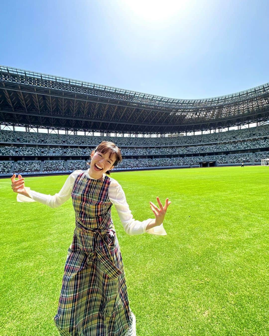 佐藤栞里さんのインスタグラム写真 - (佐藤栞里Instagram)「. 有吉の壁高校サッカー部OG 選手と監督にお久しぶりにお会いできました！ 切磋琢磨してたあの日から15年、 みんな全然変わってなくて そして相変わらずおもしろくて最高だったな〜☺️ (に見える写真が撮れました🤭笑) #VIP様には空中戦も発動 #完全なるファウルでしたころころころ #ちがーーーう見ろちがーーーーーうで成功 #野生のラモスさん捕獲🌿 #あの場所でおじいちゃんと赤ちゃんに会えるの嬉しいな☺︎ #サッカー選手箱推し #とにかく終わっています #どうしても集まっちゃうの可愛い☺️ #そりゃ見ちゃいますよねセクシーだったもんね👙 #初めて聞くタイプのやじ😂 #アップお願いしたいです🤲 #わたしも疑ってしまいましたごめんなさい #保健の先生の力ってすごい🥺 #負けた雰囲気めちゃ出てましたあっぱれ🚿 #とにもかくにも鈴木さんを見ろー！ #笛の音が良ければいいのです #気持ちが良いからついね🌷 #お上手な雰囲気は伝わりました #ジャンボ尾形さんナイスキーパー⚽️」5月20日 20時53分 - satoshiori727