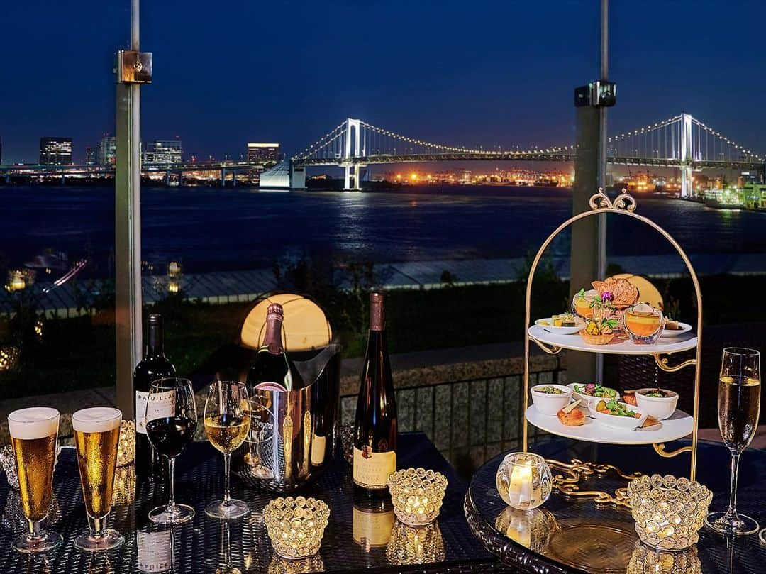 InterContinental Tokyo Bayさんのインスタグラム写真 - (InterContinental Tokyo BayInstagram)「. Enjoy the early summer with delicate French cuisine along with a wide variety of beverage choices on terrace overlooking breathtaking views of Tokyo Bayside.  初夏を感じるこの頃、東京湾岸が一望できるテラスで、気心知れた仲間とDrinking Partyはいかがでしょうか？  ホテルの6階にあるマンハッタンのテラスでは、シャンパンを含むフリーフロープランをはじめ、お食事をコース仕立てで提供するパーティプランをご用意しております。  煌めくレインボーブリッジやお台場の湾岸夜景をご覧いただきながら、スタイリッシュでエキサイティングな夜をお過ごしください。  #intercontinentaltokyobay  #intercontinental  #intercontinentallife  #ホテルインターコンチネンタル東京ベイ  #インターコンチネンタル東京ベイ  #マンハッタン #manhatten  #シャンパンバー #champagne  #テラス #terrace  #フリーフロー #freeflow #フリードリンク #東京湾 #夜景 #tokyobay #nightview #🌃 #テラス席 #テラス席があるお店  #夜景が見えるレストラン」5月20日 20時54分 - intercontitokyobay