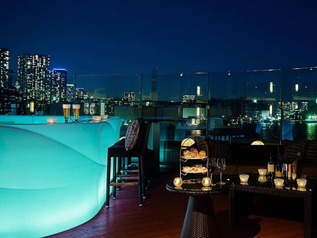 InterContinental Tokyo Bayさんのインスタグラム写真 - (InterContinental Tokyo BayInstagram)「. Enjoy the early summer with delicate French cuisine along with a wide variety of beverage choices on terrace overlooking breathtaking views of Tokyo Bayside.  初夏を感じるこの頃、東京湾岸が一望できるテラスで、気心知れた仲間とDrinking Partyはいかがでしょうか？  ホテルの6階にあるマンハッタンのテラスでは、シャンパンを含むフリーフロープランをはじめ、お食事をコース仕立てで提供するパーティプランをご用意しております。  煌めくレインボーブリッジやお台場の湾岸夜景をご覧いただきながら、スタイリッシュでエキサイティングな夜をお過ごしください。  #intercontinentaltokyobay  #intercontinental  #intercontinentallife  #ホテルインターコンチネンタル東京ベイ  #インターコンチネンタル東京ベイ  #マンハッタン #manhatten  #シャンパンバー #champagne  #テラス #terrace  #フリーフロー #freeflow #フリードリンク #東京湾 #夜景 #tokyobay #nightview #🌃 #テラス席 #テラス席があるお店  #夜景が見えるレストラン」5月20日 20時54分 - intercontitokyobay